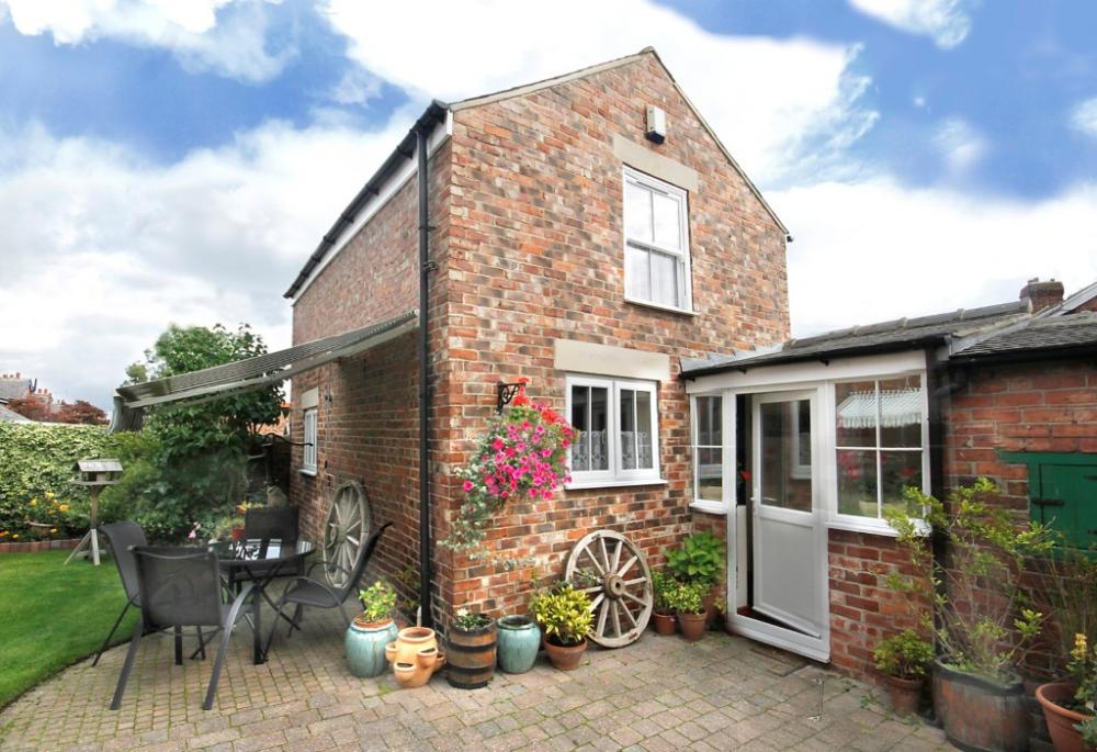 The Old Stable Cottage House & Apartment