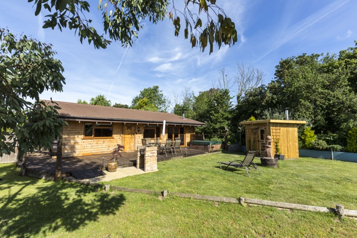 Honey Tree Lodge & Treehouse Snug